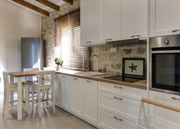 Luxury Gem Overlooking The Church, 150m From شقة