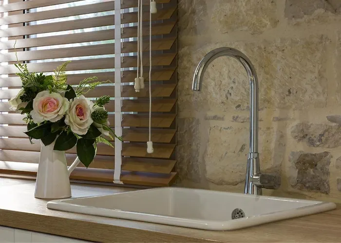 Apartment Luxury Gem Overlooking The Church, 150m From *