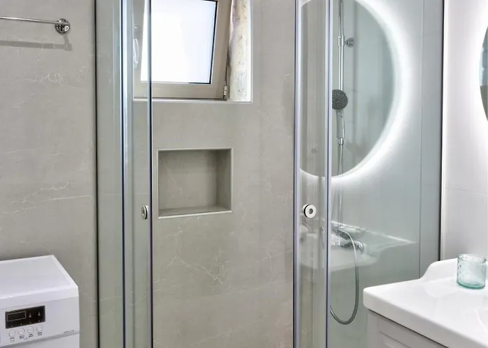 Apartment Luxury Gem Overlooking The Church, 150m From *