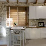 Luxury Gem Overlooking The Church, 150m From Apartamento *