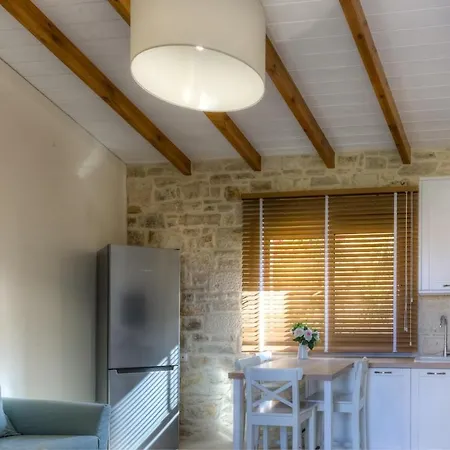 Apartment Luxury Gem Overlooking The Church, 150m From