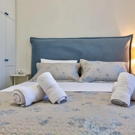 Apartment Luxury Gem Overlooking The Church, 150m From