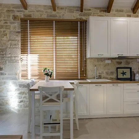 Luxury Gem Overlooking The Church, 150m From Apartment *