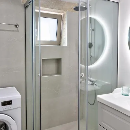 Apartment Luxury Gem Overlooking The Church, 150m From *