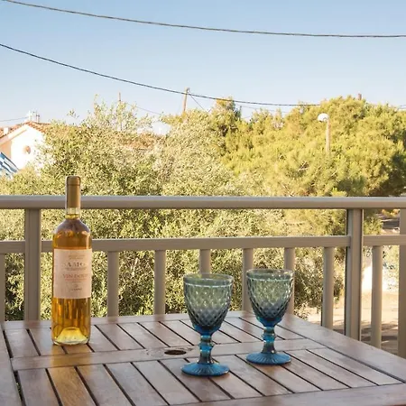 Apartment Luxury Gem Overlooking The Church, 150m From