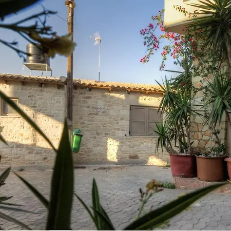 Luxury Gem Overlooking The Church, 150m From Lägenhet Hersonissos (Crete)