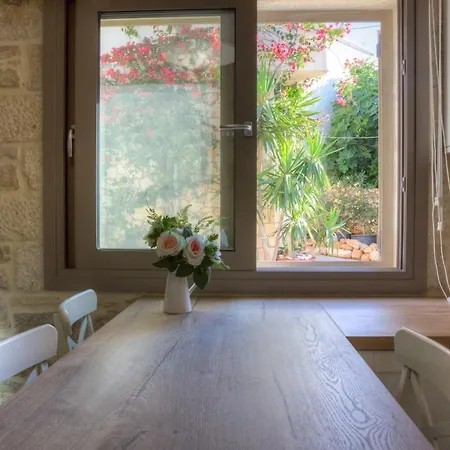 Luxury Gem Overlooking The Church, 150m From Апартаменты