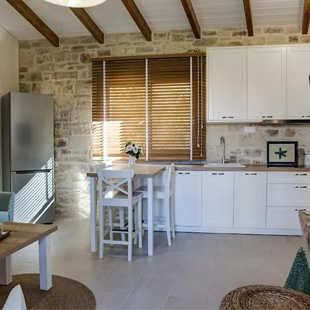 Apartment Luxury Gem Overlooking The Church, 150m From *