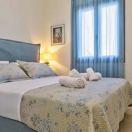 Luxury Gem Overlooking The Church, 150m From Apartment